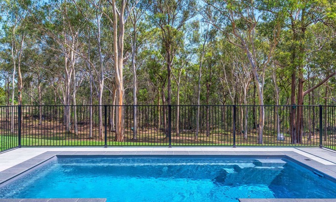 Dakabin Maison | Une retraite paisible dans la brousse avec KB, climatisation canalisée et accès à une piscine chauffée.