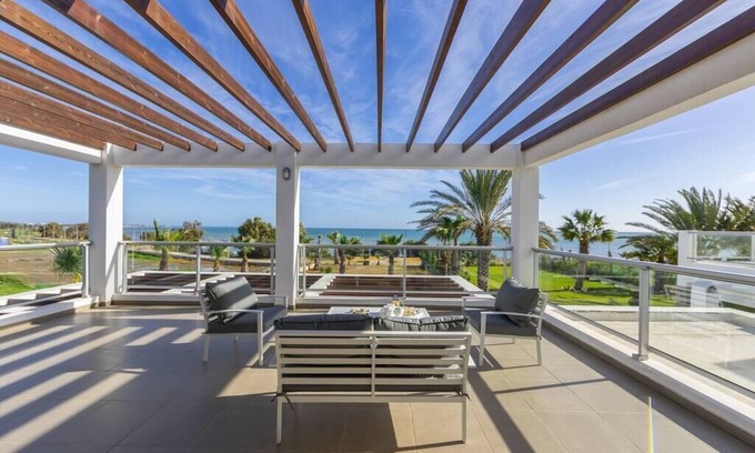 Pervolia Villa | Vraiment spectaculaire FirstLine Sea Front Villa dans le magnifique village de Pervolia