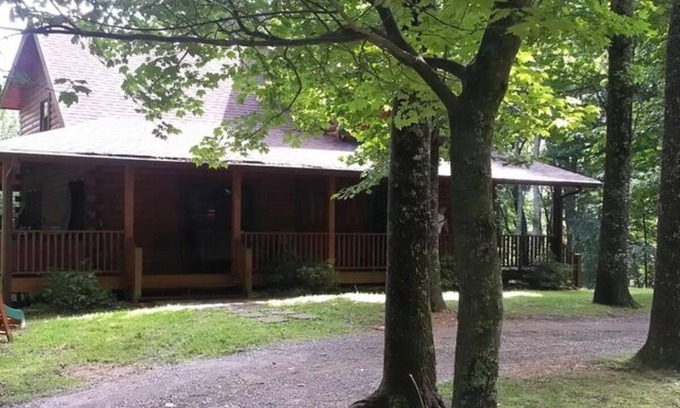 Old Town Cabine | A Unique Bed and Breakfast...Log Cabins, with Hot Tubs and Breakfast Delivered Each Morning :)