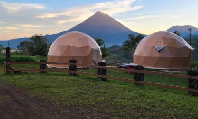 El Millon Cabine | A unique luxury glamping experience with beautiful Arenal volcano + lake view!
