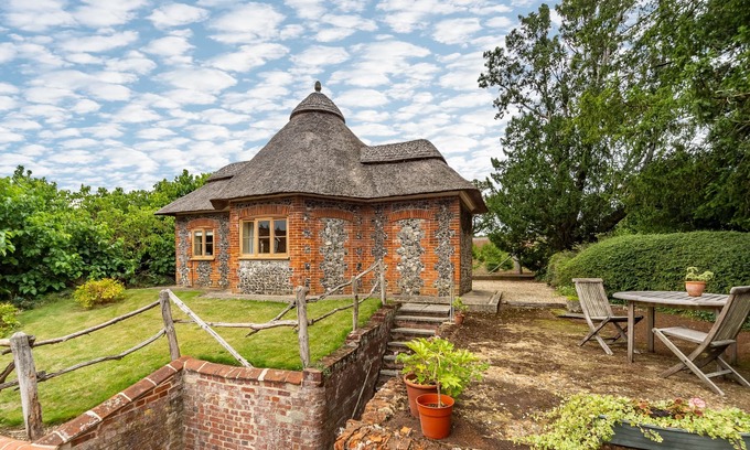 East Tuddenham Appartement | A unique octagonal brick and flint thatched Victorian cottage nestling in a tranquil village locatio