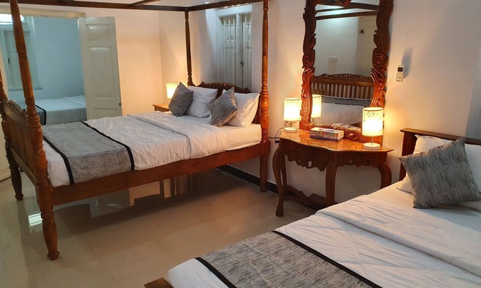 Negombo Villa | Une villa unique avec des meubles anciens en bois fascinants d'une beauté unique.