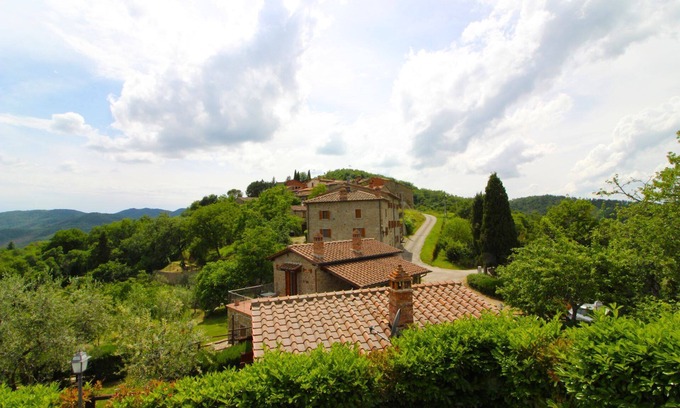 Pieve al Bagnoro Villa | Un ancien petit hameau en pierre situé dans une position panoramique à quelques km de la ville d'Are