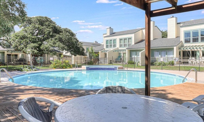 Sailhouse Copropriété | A Wave From It All! Pool, Pier, Boat Ramp, Slips, BBQ Area!