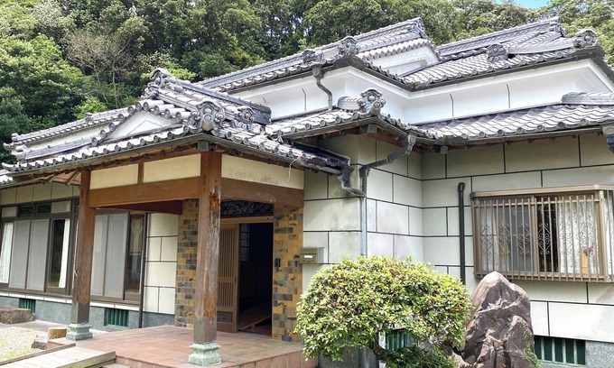 Kanoya Maison | A whole old minka house in a natural setting with an open-air bath