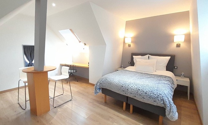 Villers-les-Ormes Lit Et Petit-Déjeuner | A1: chambre double au domaine de Treuillaud avec piscine