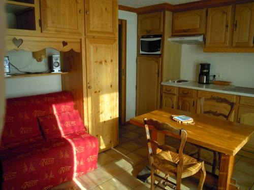 Praz-sur-Arly Appartement | A4 km de Megève très joli studio avec jacuzzi ,vue sur les montagnes au calme