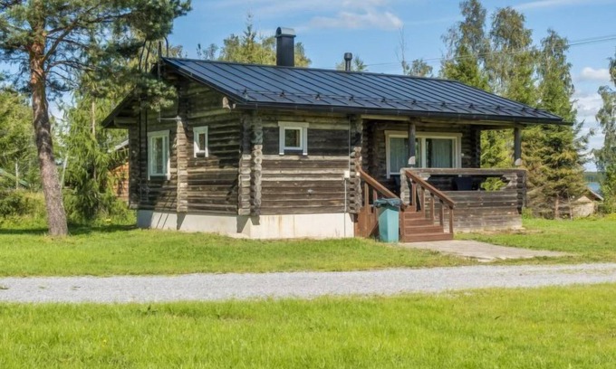 Pyhasalmi Maison | Aamunkoin rantatupa by Interhome