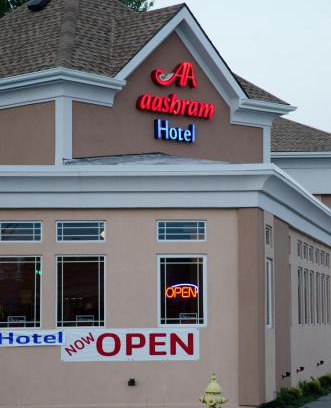 Niagara Falls Hôtel | Aashram Hotel by Niagara River