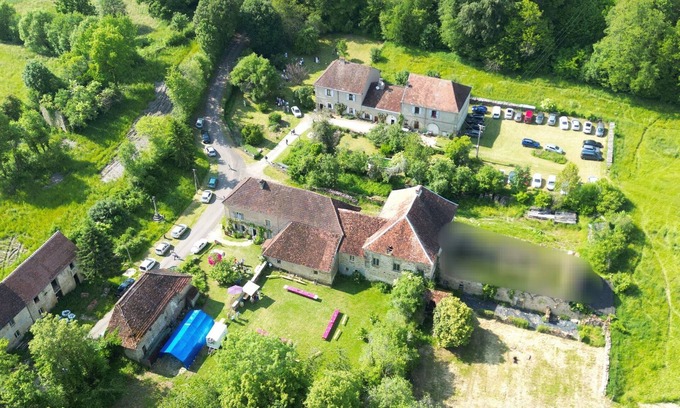 Montigny-les-Cherlieu Maison | Grands gites dans un hameau isolé en forêt. Grande salle annexe et piscine.