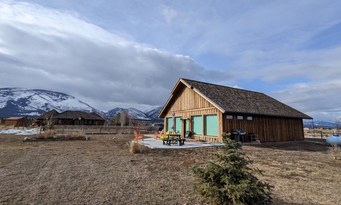 Grantsdale Cabine | ABC acres' Range View Cabin - Agritourism & Adventure in MT's Bitterroot Valley!
