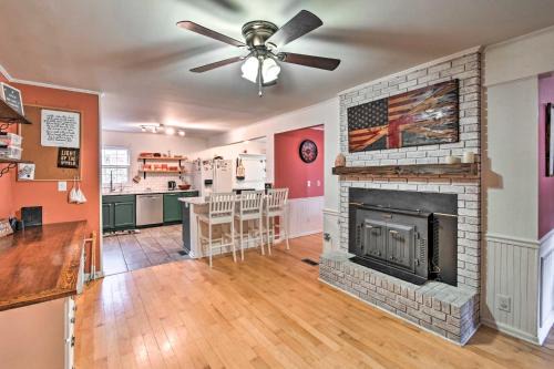 Aberdeen Maison | Aberdeen Family Home with Fire Pit and Deck