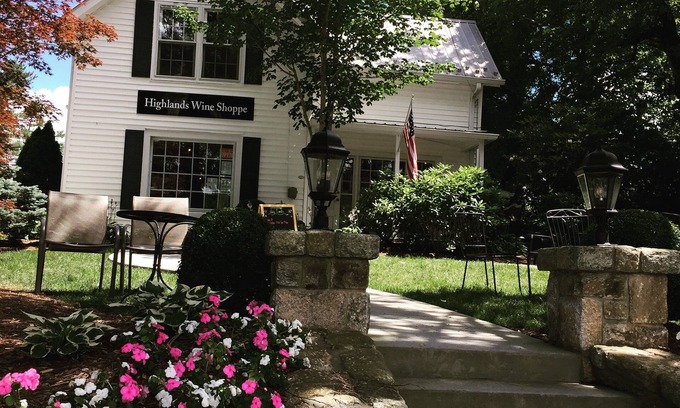 Highlands Appartement | Au-dessus d'un magasin de vin ... Downtown Highlands!