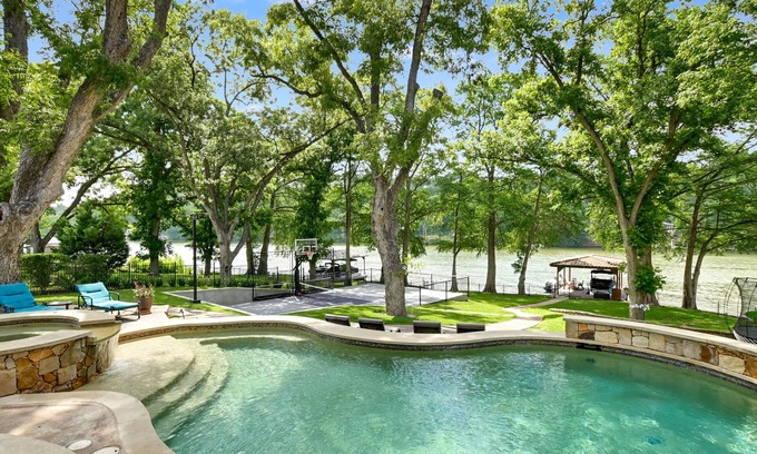 Lower Basin Lake Travis Maison | Above Casa TranquilityI Lake Austin I Pool&Spa l PickleBall I Family Fun