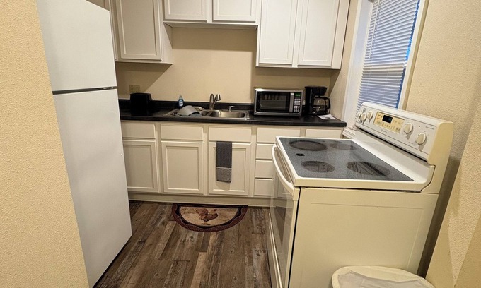 Bedford Appartement | Above It All. Chic 2-BR Apt with AC, WiFi in Bedford. We are hands on Owners.