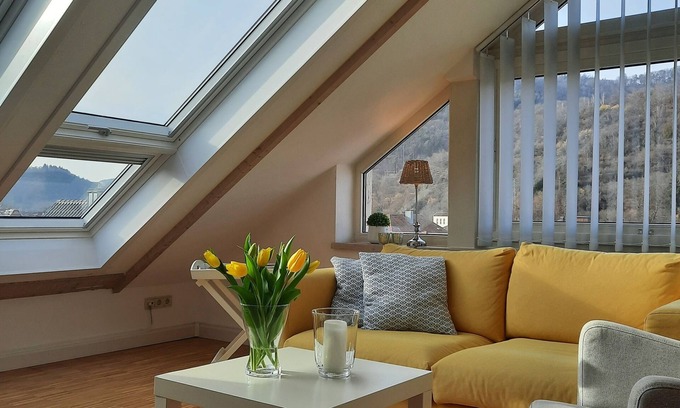 Annweiler am Trifels Appartement | Au-dessus des toits d'Annweiler! Studio mansardé inondé de lumière pour 2 personnes