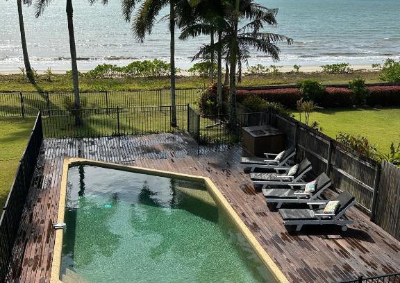 Newell Maison | ABSOLUTE BEACHFRONT BLISS - NEWELL BEACH - 10 Metres to the Ocean