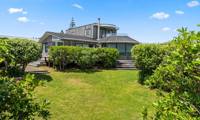 Waikanae Maison | Absolute Beachfront Bliss - Waikanae Beach Holiday Home