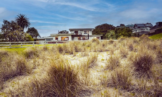 Onemana Maison | Absolute Beachfront Onemana Pararaiha
