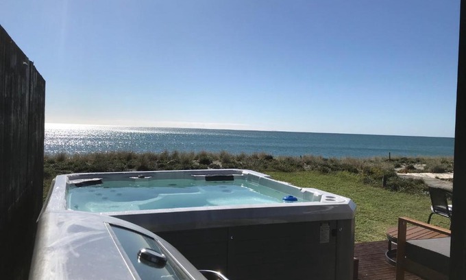 Pukehina Maison | ABSOLUTE BEACHFRONT TINYHOUSE, STUNNING VIEWS, SPA POOL, BBQ, FREE WIFI AND SKY TV!!