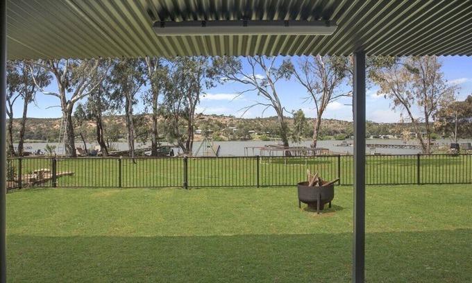Pellaring Flat Maison | 🌊 Absolute Waterfront Bliss – Pet Friendly Family Shack to Ski, Fish & Relax
