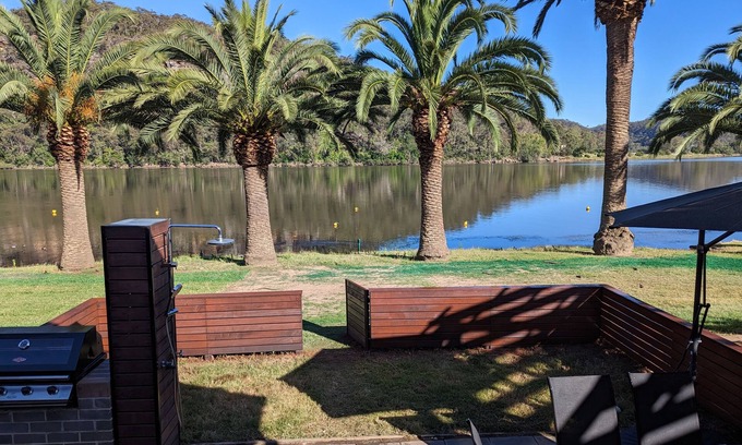 Wisemans Ferry Cabine | Absolute Waterfront Cabin - Pet Friendly