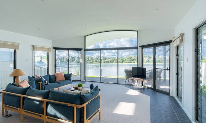 Minnamurra Maison | Absolute waterfront beach house