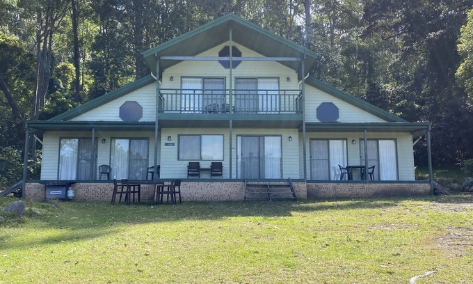 Longreach Chalet De Ski | Absolute Waterfront - Banksia Villa at Shoalhaven Lodge
