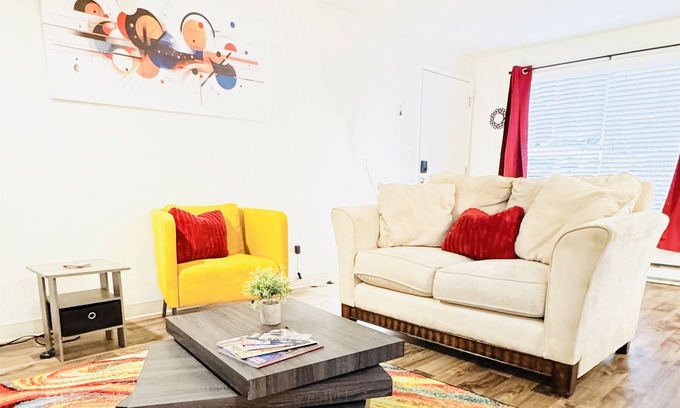 Corvallis Appartement | Abstract Abode- bright, artsy, with sauna & pool
