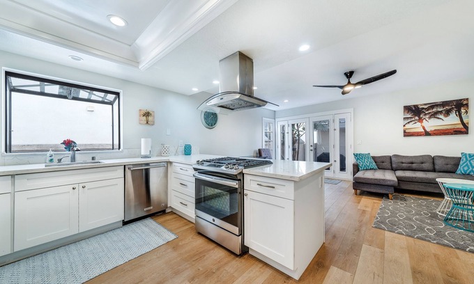 Huntington Beach Maison | AC, spa, bikes, deck, Steps to beach and shops