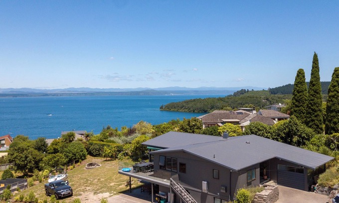 Taupo Maison | Acacia Bay Bach - Views, Spa & Serenity - Taupo