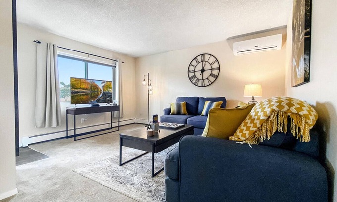 Rockrimmon Copropriété | ★Academy Hideaway With View! Sleeps 5 with AC!★