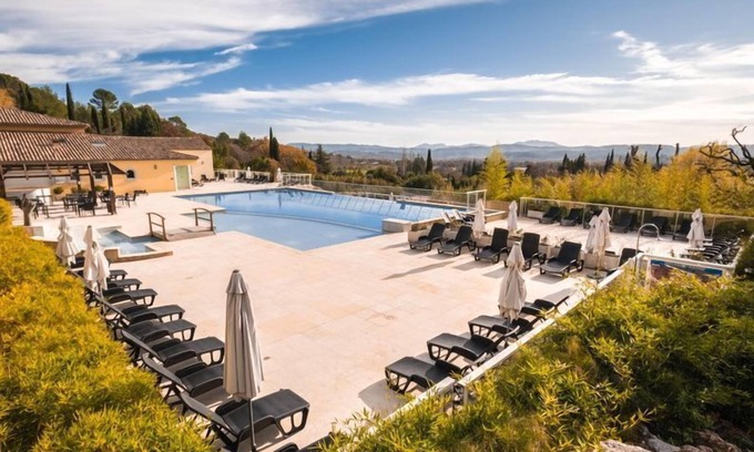 Callian Appartement | Accès aux piscines | Studio climatisé avec balcon