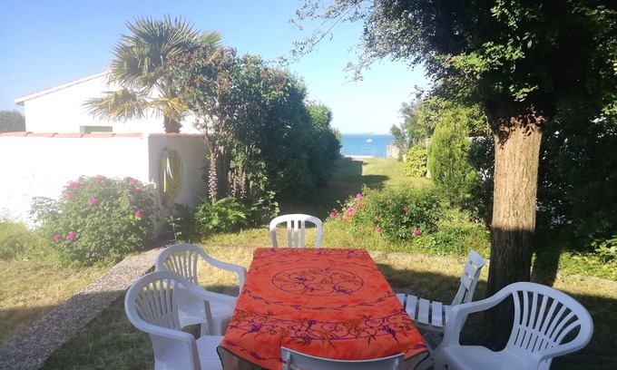 La Flotte Maison | Accès à l'océan par escalier privé sur un grand terrain clos