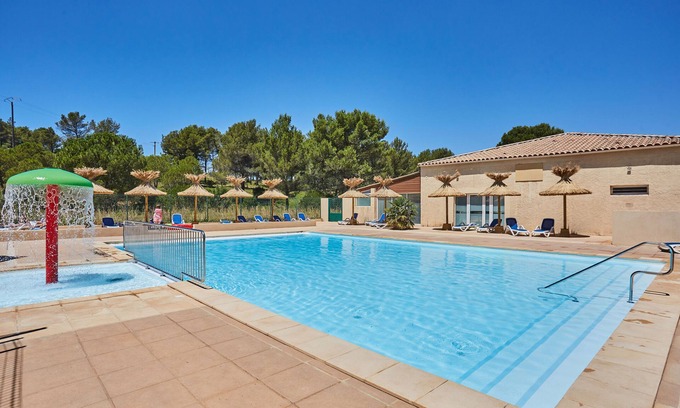 Carnoux-en-Provence Chalet De Ski | Accès Piscine Extérieure Saisonnière | Espace Confortable avec Accès au Court de Tennis