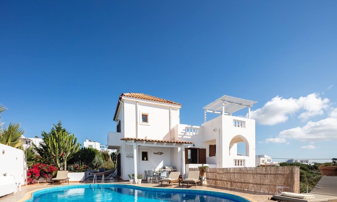 Stavros Villa | Front de mer villa à côté des plages de sable, offrant une vue sur la mer et des installations complètes!