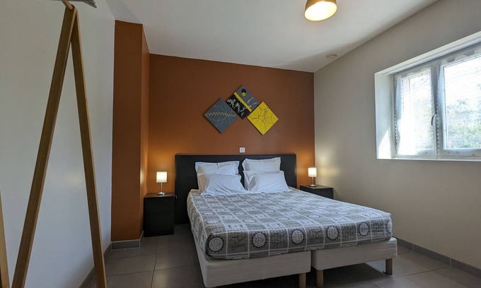 Neuvy-Saint-Sepulchre Lit Et Petit-Déjeuner | Chambre PMR avec Salle d'Eau Privative, Grande Lit, et Petit-Déjeuner Inclus in Neuvy-Saint-Sépulchre