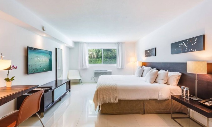 Bal Harbour Appartement | Accessible Studio with King Size Bed Kitchenette, Steps Away from Bal Harbour Beach