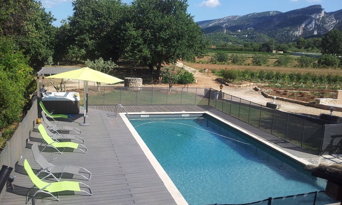 Maubec Appartement | accollé à un vieux mas, appart.1er ét. (6 pl) rénové, piscine, sauna, et spa