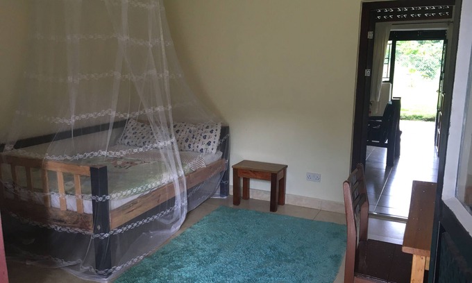 Ngoma Maison | BEN ET LILY COTTAGES NAKASEKE L'hébergement comprend une chambre et un canapé-lit
