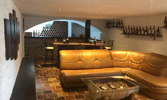Armissan Maison | LOGEMENT DANS NOTRE APPARTEMENT SUR LE THÈME CAVE A VIN AU COEUR DE LA GARRIGUE