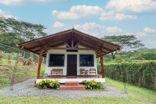 Jaco Chalet De Ski | Acogedora cabaña Playa Hermosa Naturaleza y Surf