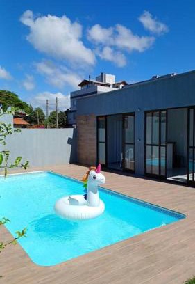Campo d'Aviacao Maison | Aconchegante casa de Madeira com linda área lazer!