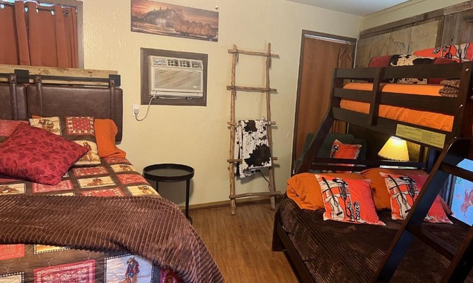 Canton Hôtel | Acorn Hideaways Canton Old Western Ranch Hands' Suite