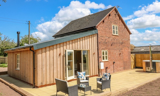 Amerton Cottage | ACORN LODGE, family friendly, with hot tub in Sandon, Staffordshire