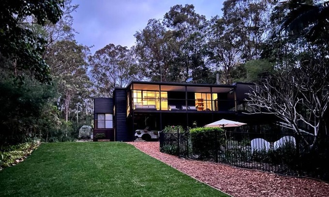 Elanora Maison | Acreage 5 Bedroom Home Close to Beach Gold Coast