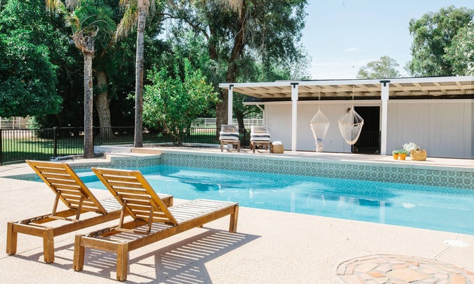 Gilbert Maison | Acreage Ranch in GILBERT - Pool!