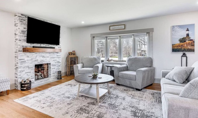 South Eliot Maison | Acres Away - Spacious Maine Retreat w/ Bunkhouse