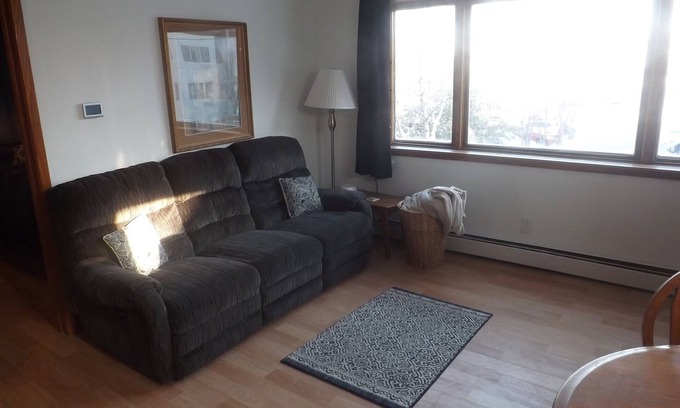 Kutzky Park Appartement | Across St. to St Mary hospital Covered By Faith 1