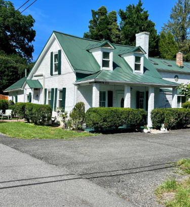 Washington Maison | Across The INN Entire Colonial House with lovely porch & extremely fast Wi-Fi